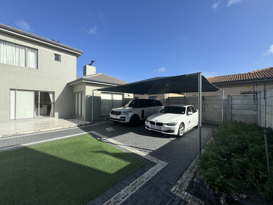 4 Bedroom Property for Sale in Parklands North Western Cape